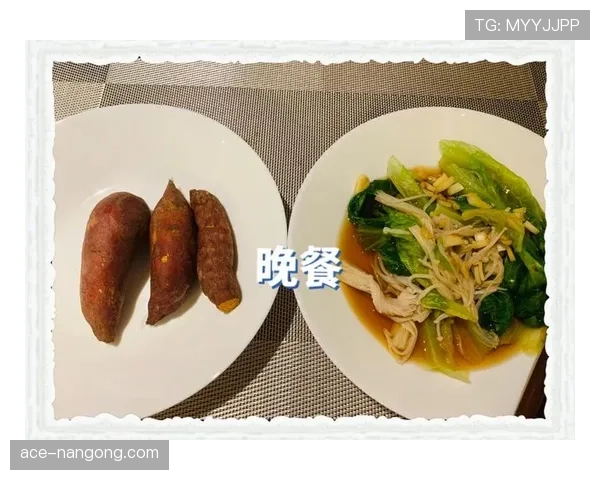 阿萨尔森训练完直接啃鸡胸肉的样子，真就自律到让人无语……